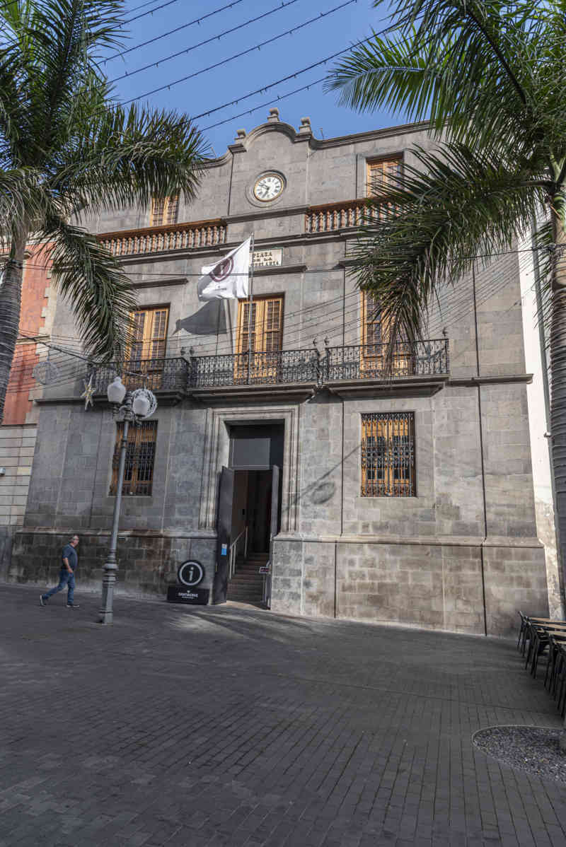 Tenerife 025 - Santa Cruz de Tenerife - palacio de Carta e oficina de Turismo.jpg